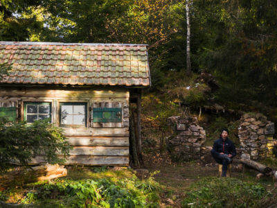 homme devant une cabane dans les vosges