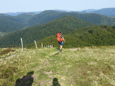 Un randonneur vu de dos au Ballon d'Alsace dans les Vosges