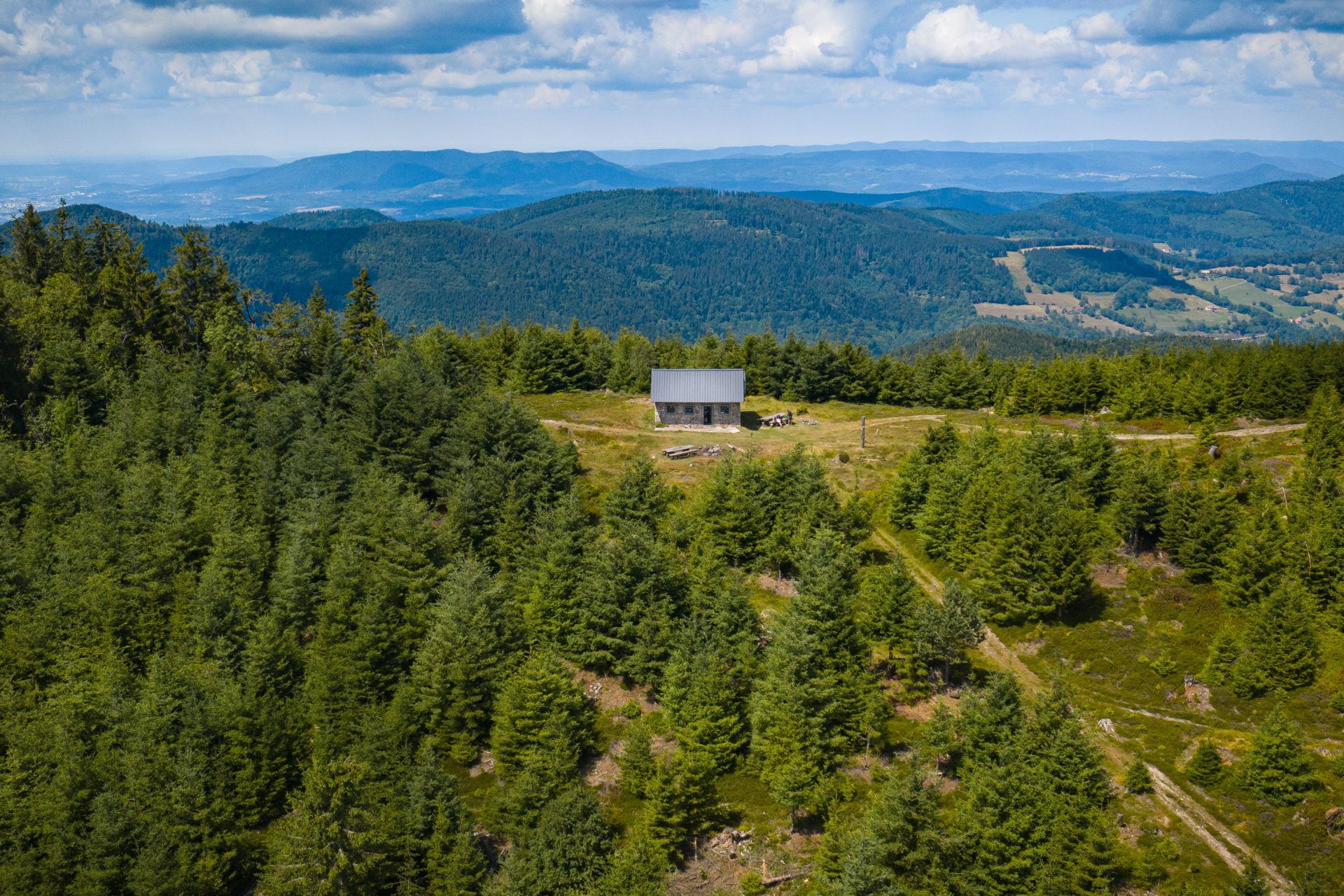 Vue aérienne sur l'abri du Brézouard dans les Vosges