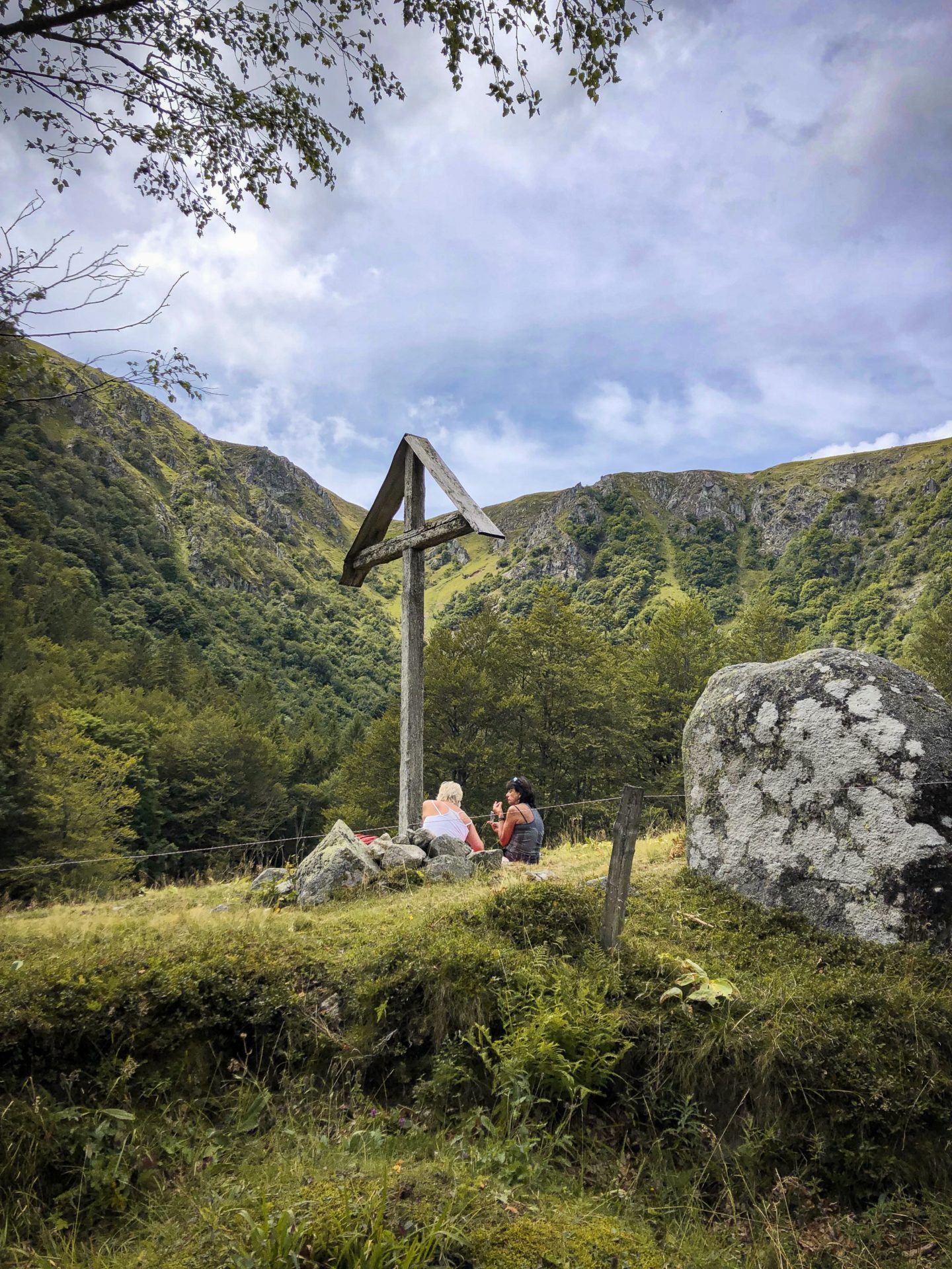 Deux randonneuses pique-niquent à côté de la marcairie du Frankenthal après le Sentier des Roches