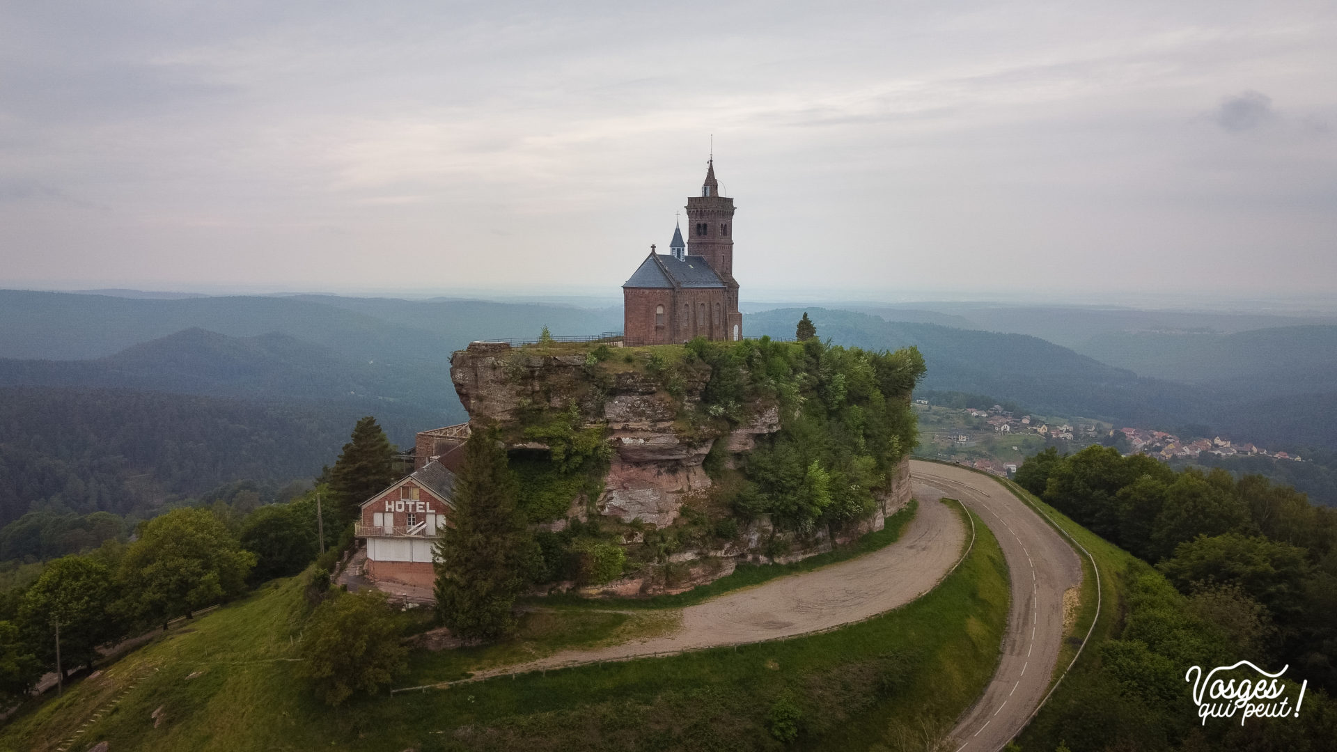 Le rocher de Dabo et la chapelle St-Léon dans le massif des Vosges