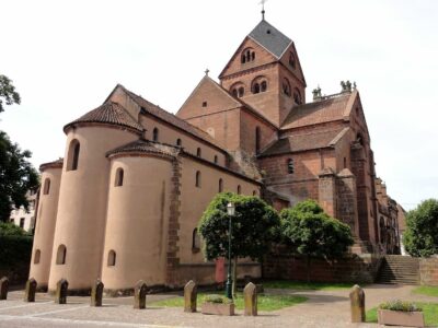 L'église abbatiale St-Pierre-et-St-Paul à Neuwiller-lès-Saverne pendant une randonnée dans les Vosges